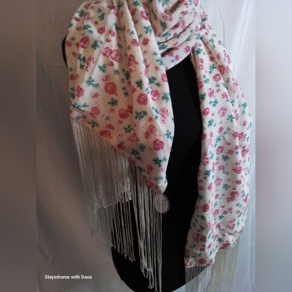 NWT April Cornell Vintage White w/ PINK ROSES & Fringe Scarf Wrap - Picture 2 of 5